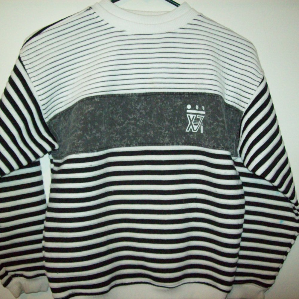 Street Scenes Boys Black & White Pullover Size M